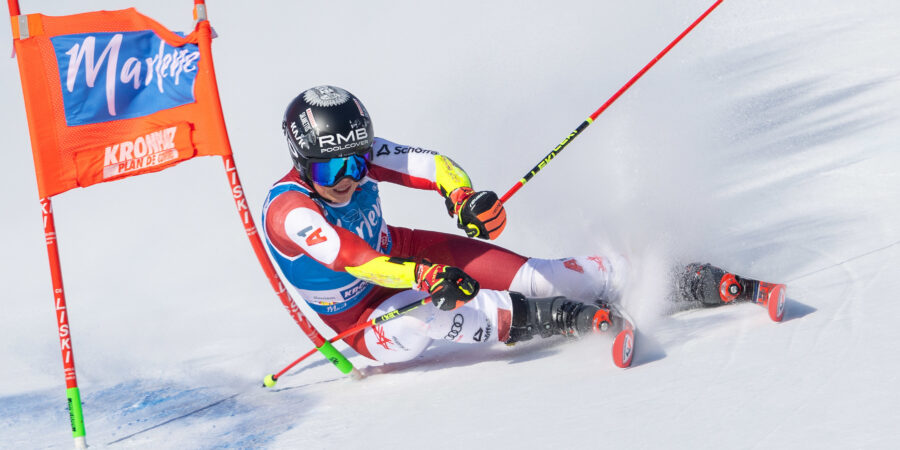 Dieses Bild zeigt Julia Scheib bei ihrer Fahrt beim Riesentorlauf am Kronplatz