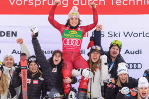 Julia Scheib feiert mit ihrem Team.