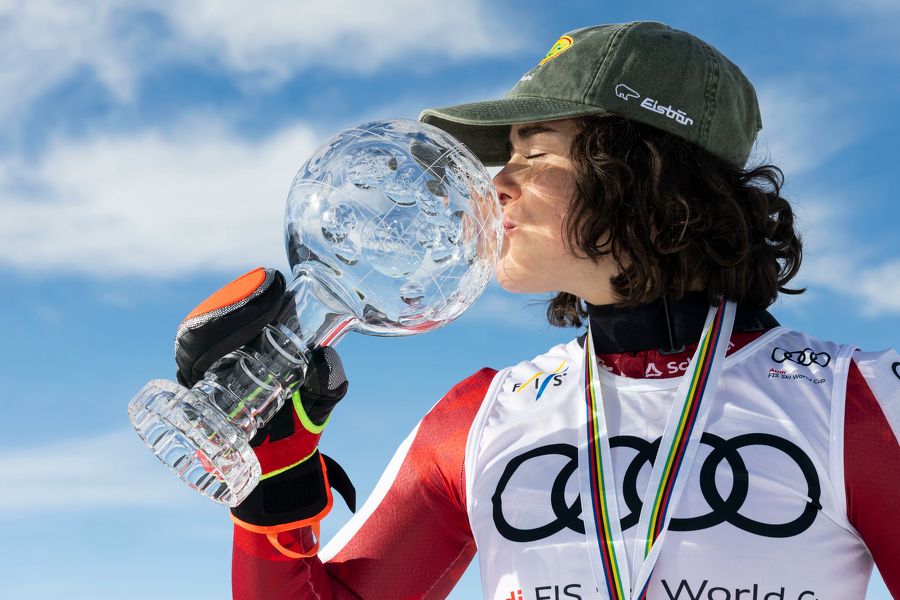 Julia Scheib küsst die Kristallkugel