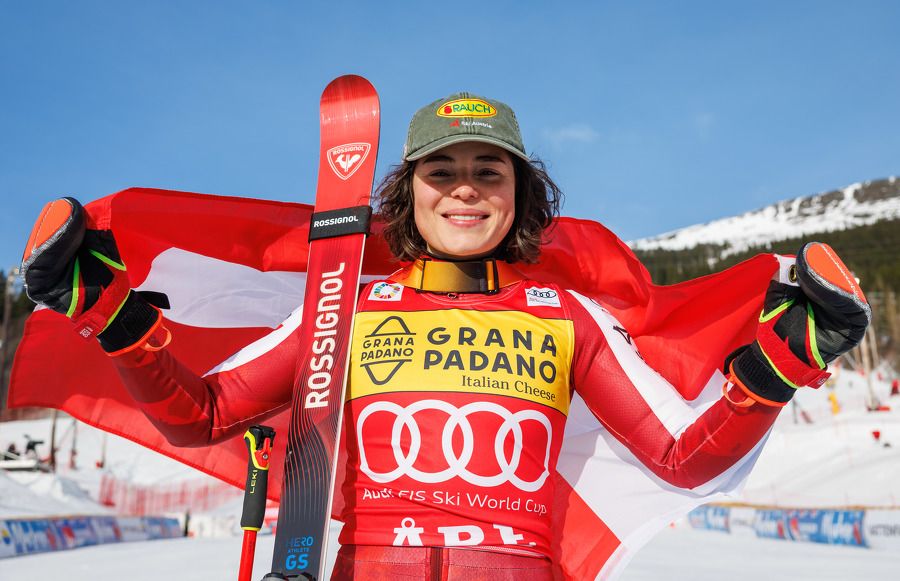 Julia Scheib jubelt mit österreichischer Fahne