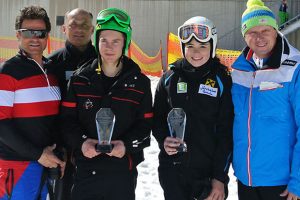Bild zeigt Skifahrerin Julia Scheib mit Skifahrer Maurice Taye mit ihren Goldmedaillen bei den nationalen Schülermeisterschaften.
