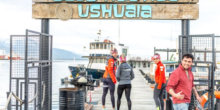 Bild zeigt die Skifahrerin Julia Scheib mit weiteren ÖSV-Damen im Club Nation Ushuaia in Argentinien.