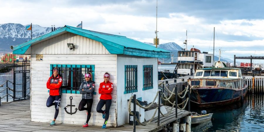 Bild zeigt die Skifahrerin Julia Scheib mit weiteren ÖSV-Damen in der Bucht von Ushuaia in Argentinien.