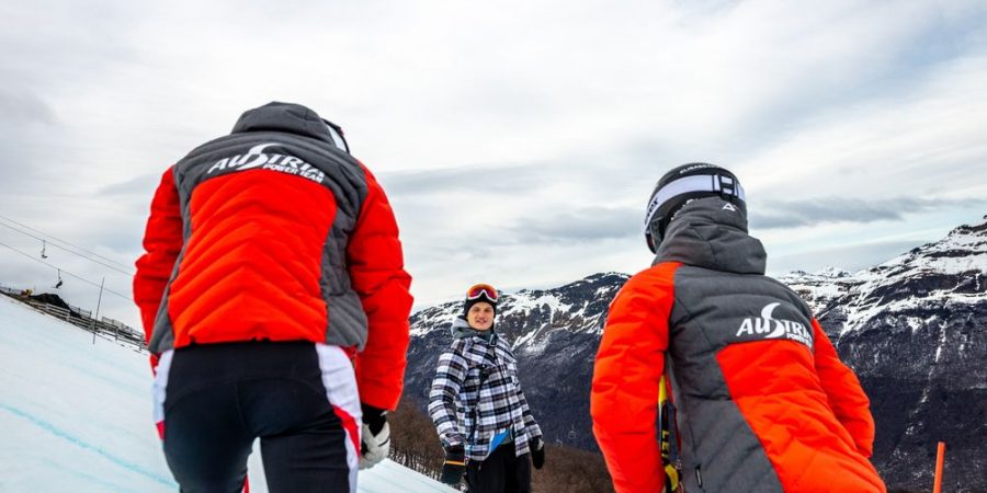 Bild zeigt die Skifahrerin Julia Scheib bei einer Besprechung mit einem ÖSV-Coach und einer weiteren Skifahrerin.