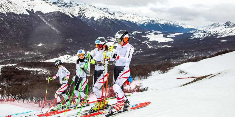 Bild zeigt die Skifahrerin Julia Scheib mit weiteren ÖSV-Damen beim Trainingslager in Ushuaia Argentinien.