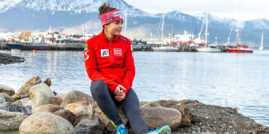 Bild zeigt die Skifahrerin Julia Scheib in der Bucht von Ushuaia in Argentinien.