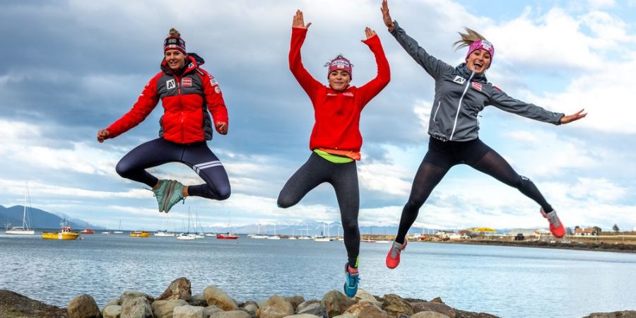 Bild zeigt die Skifahrerin Julia Scheib mit zwei weiteren ÖSV-Damen beim Springen in der Bucht von Ushuaia in Argentinien.