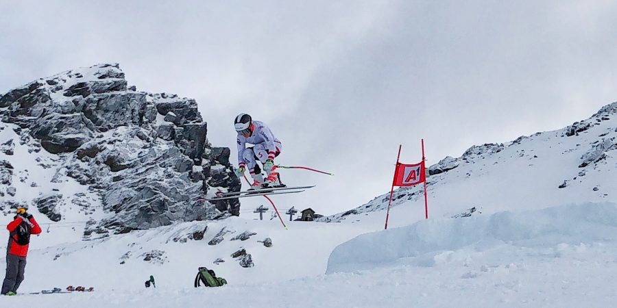 Bild zeigt den Skisprung der ÖSV-Skifahrerin Julia Scheib.
