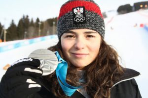 Bild zeigt ÖSV Skifahrerin Julia Scheib mit ihrer Silbermedaille der Jugendolympiade 2016 in Lillehammer.